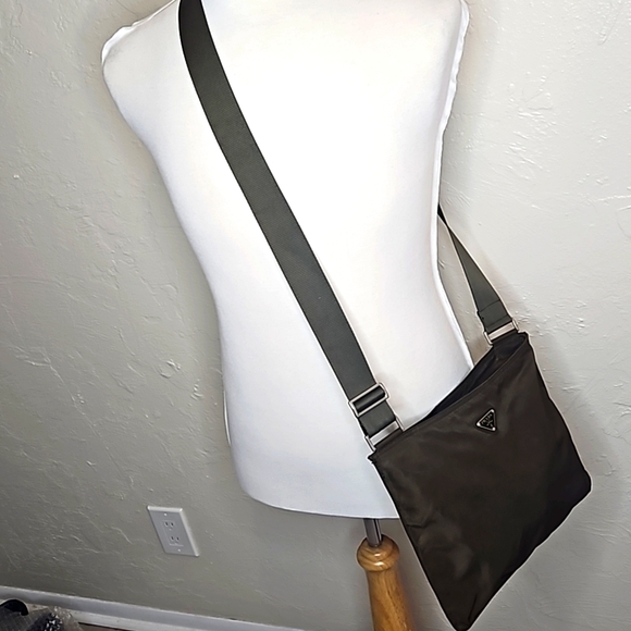 Authentic Prada Tundra Tessuto Crossbody Unisex - Picture 13 of 15